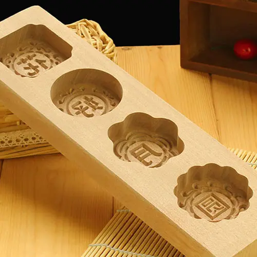Molde de madera mecanizado con cuatro cavidades decoradas