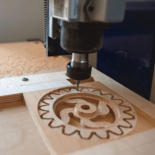 Fresa del CNC Router tallando un engranaje en relieve sobre madera