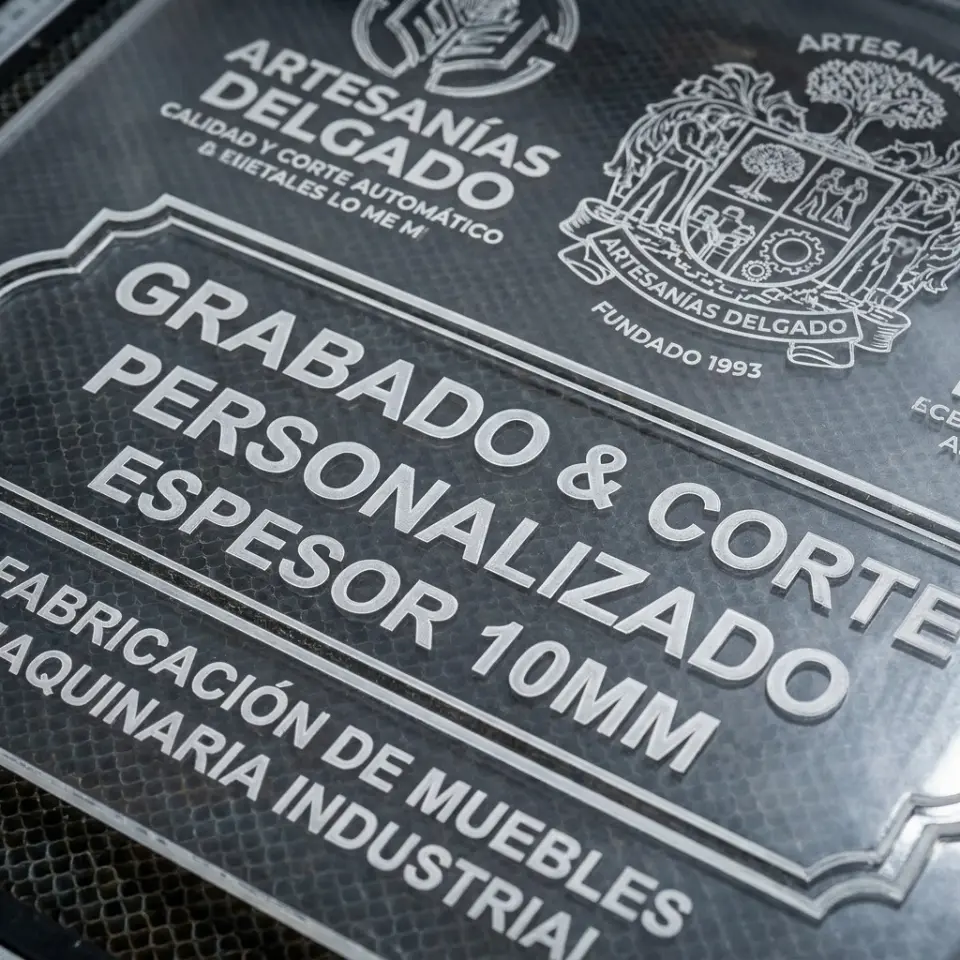 Placa de acrílico de 10 mm con logotipo y textos grabados con láser