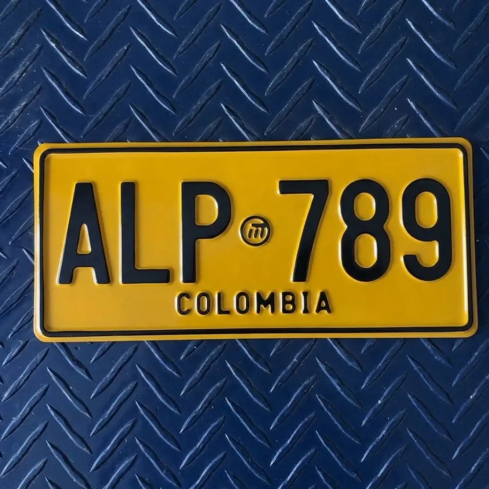 La misma placa ALP 789 restaurada, con amarillo uniforme y relieve negro nítido