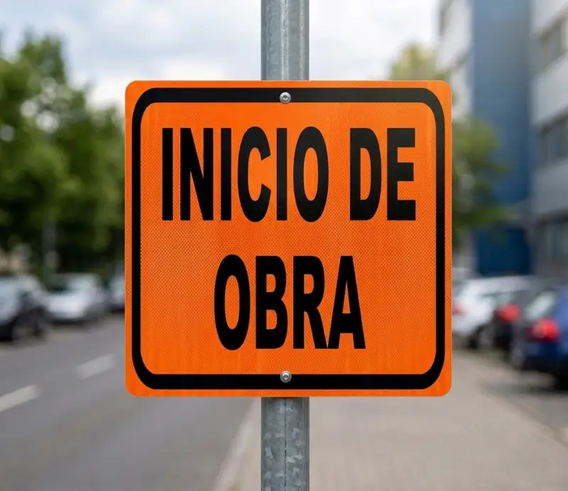 Señal naranja de inicio de obra