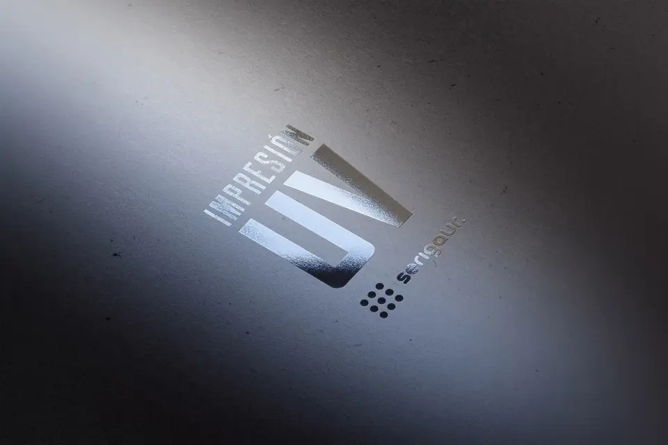 Logotipo impreso con acabado UV brillante sobre papel texturizado