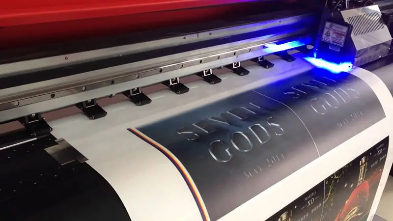 Impresora UV de gran formato imprimiendo un afiche con efecto de relieve